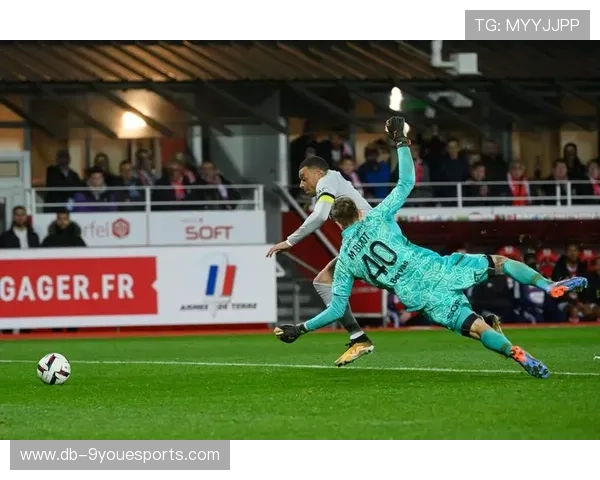 “法甲追逐战：多队争夺首位，战况激烈”，法甲的强队